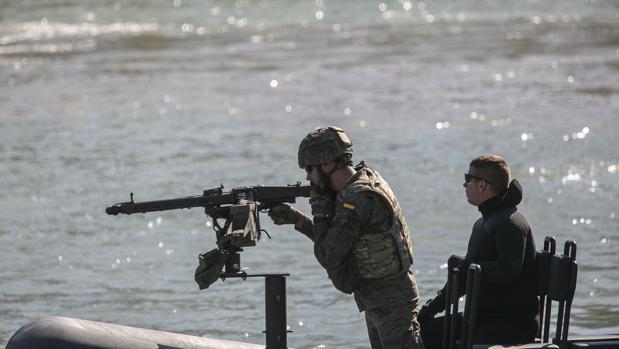 La Armada toma el muelle de las Delicias de Sevilla con sus cinco naves