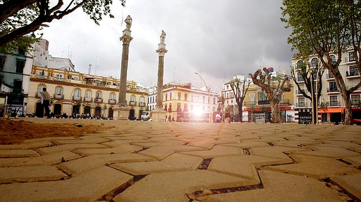 La Alameda se engalanó con columnas procedentes de un antiguo templo romano