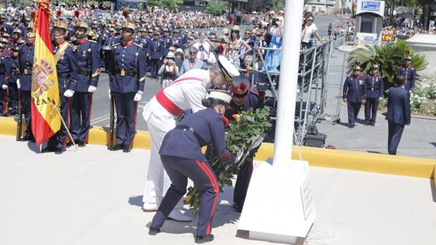 Vítores al Rey a su llegada al desfile por el Día de las Fuerzas Armadas 2019 en Sevilla