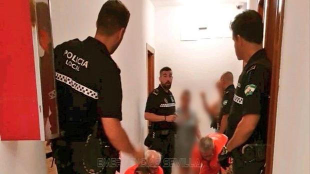 Detenido un hombre tras asestar seis puñaladas a su mujer en Sevilla Este