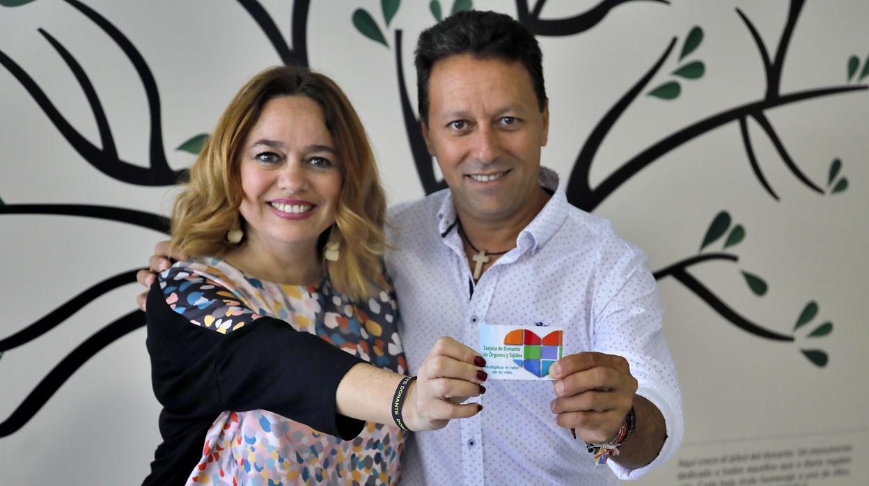 Susana Herrera con un donante mostrando la tarjeta de la donación de órganos