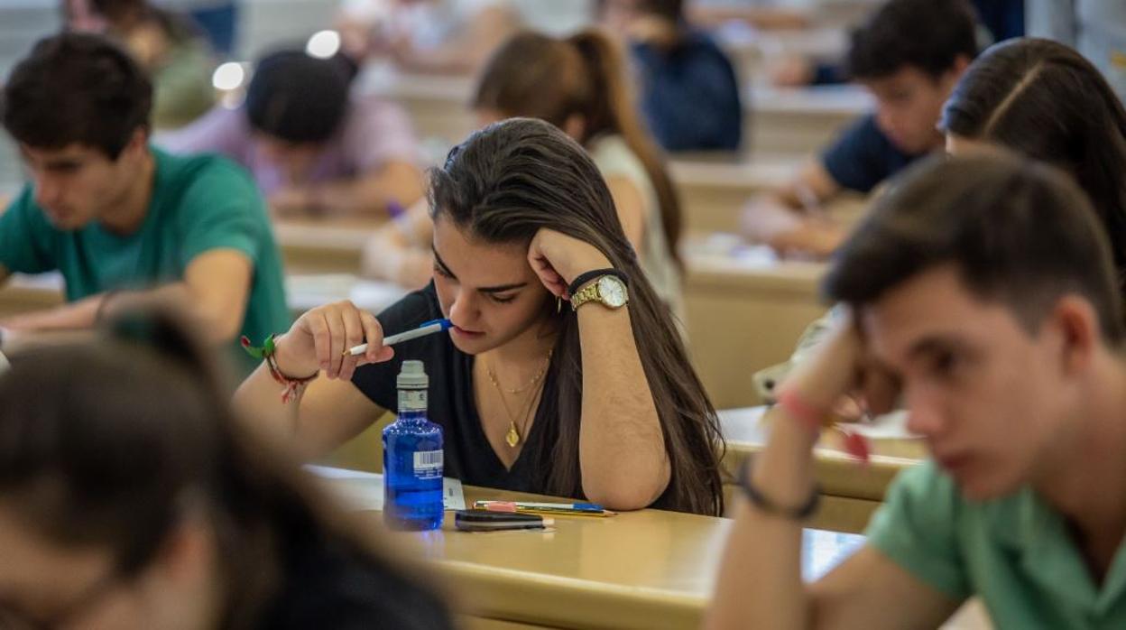 Estudiantes de la Hispalense en plena prueba de Selectividad