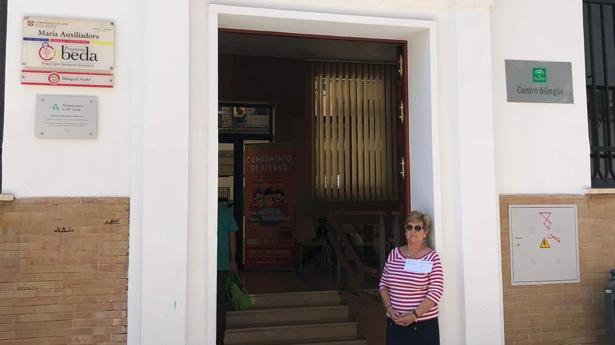 La abuela en la puerta del colegio Las Salesianas ayer