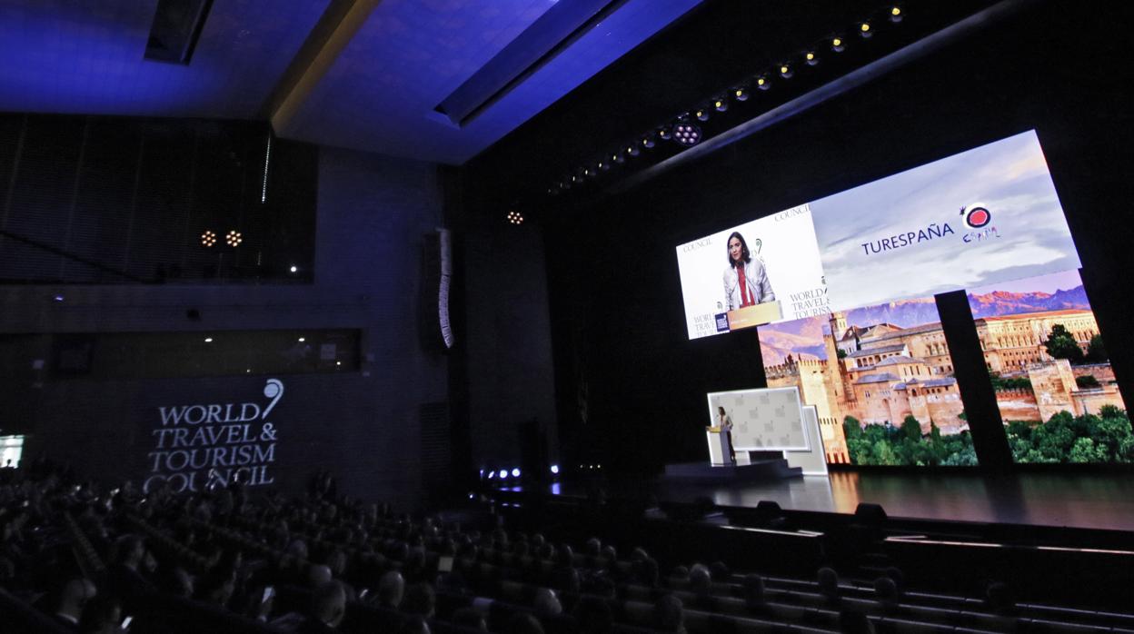 Auditorio de Fibes durante la cumbre de la WTTC de abril