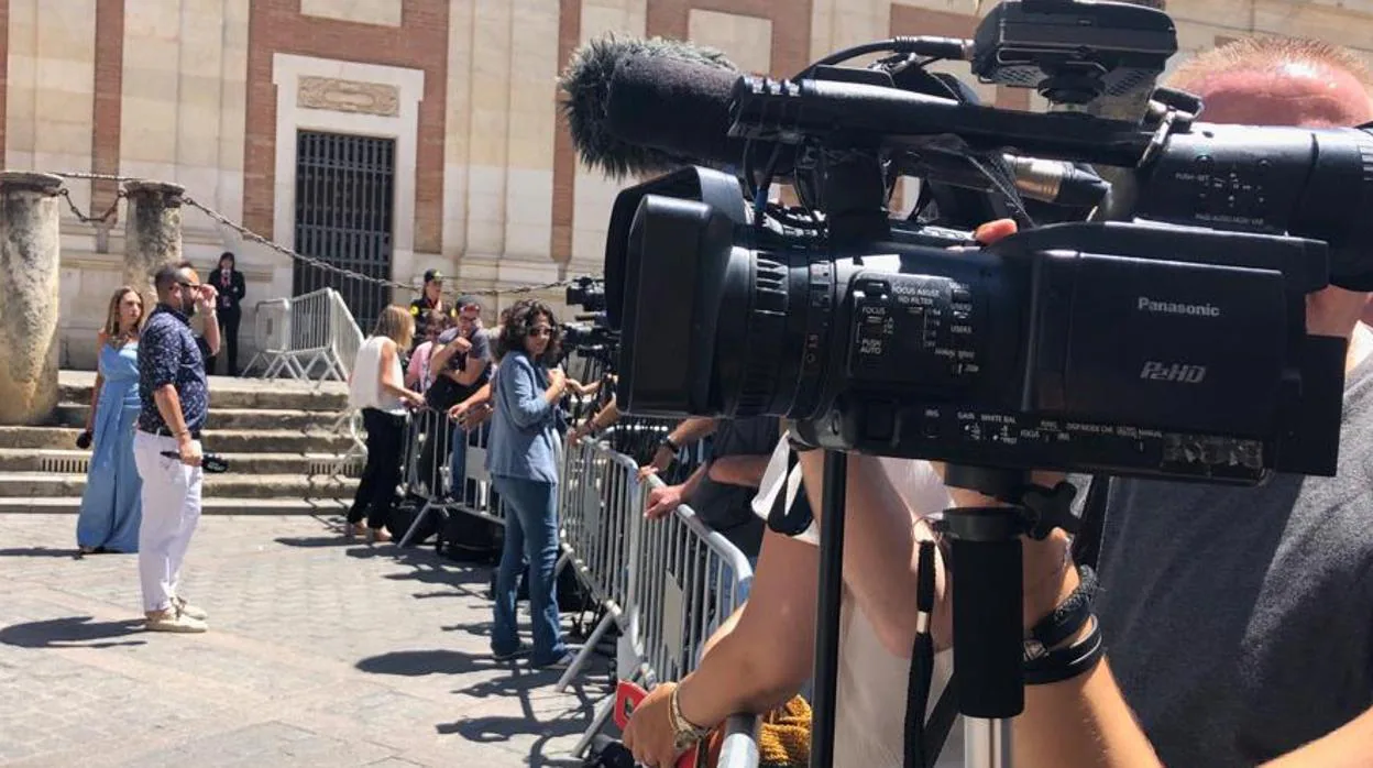 Decenas de periodistas en la boda de Sergio Ramos y Pilar Rubio