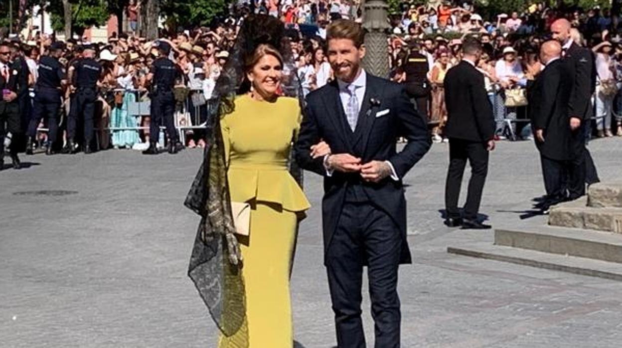 Sergio Ramos con su madre a la llegada de la Catedral