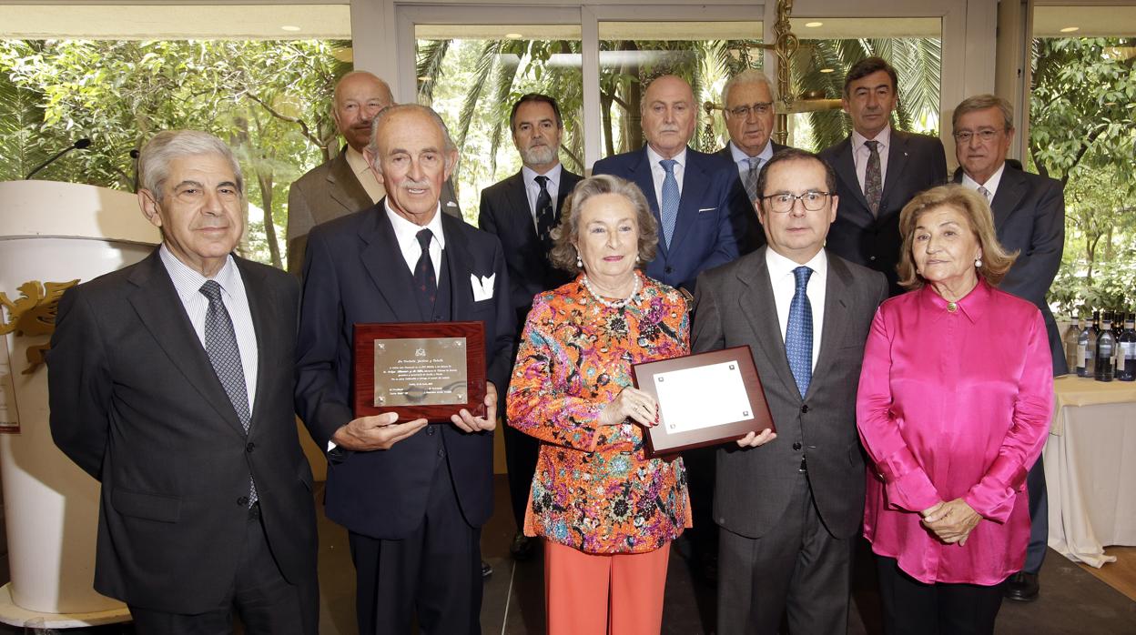 Felipe Morenés y Carmen y Sebastián Moya, en el centro, en el homenaje de la Tertulia Justicia y Caballo