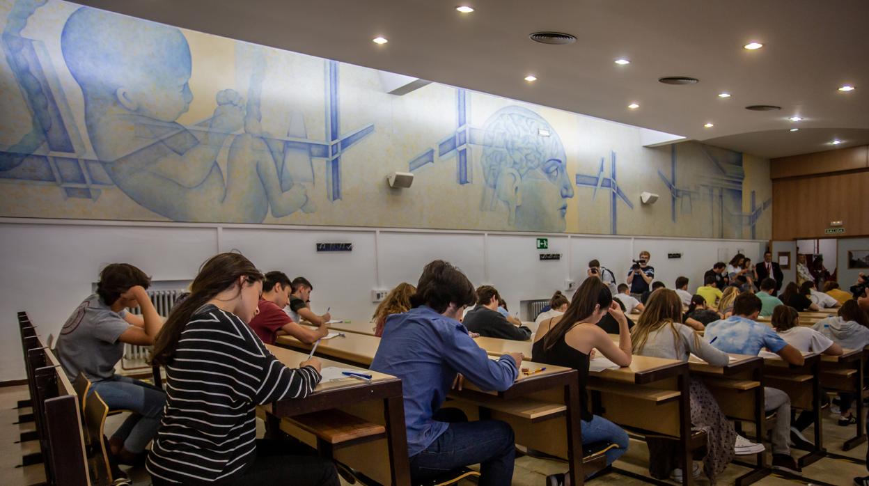 Estudiantes en el examen de Selectividad