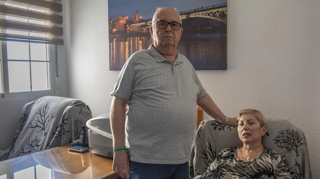 Antonio Sánchez Pinto con Carmen, su mujer, de 66 años de edad. Padece ELA y ya no puede moverse ni hablar. Él tiene invalidez absoluta y cuida de ella