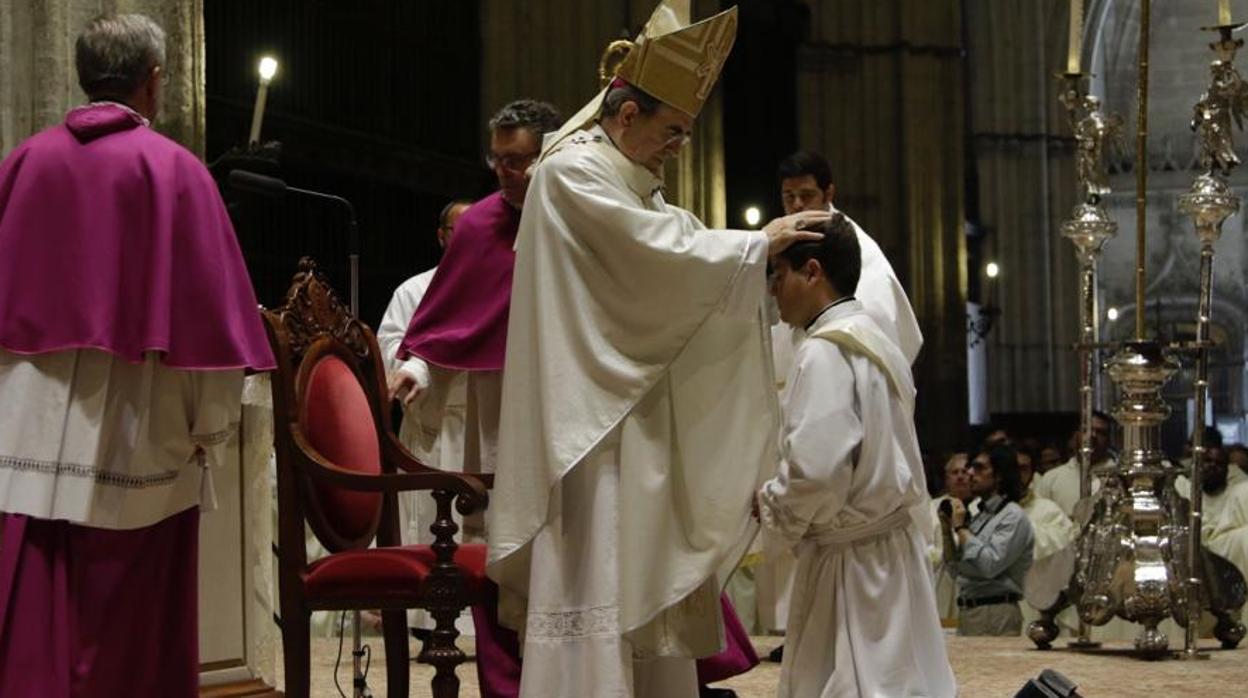 El arzobipo de Sevilla ha presidido la ceremonia de ordenación de siete nuevos sacerdotes