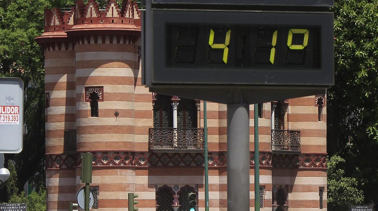 Un termómetro situado al lado del Costurero de la Reina marca 41 grados