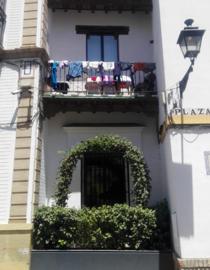 Ropa tendida en un balcón del barrio de Santa Cruz
