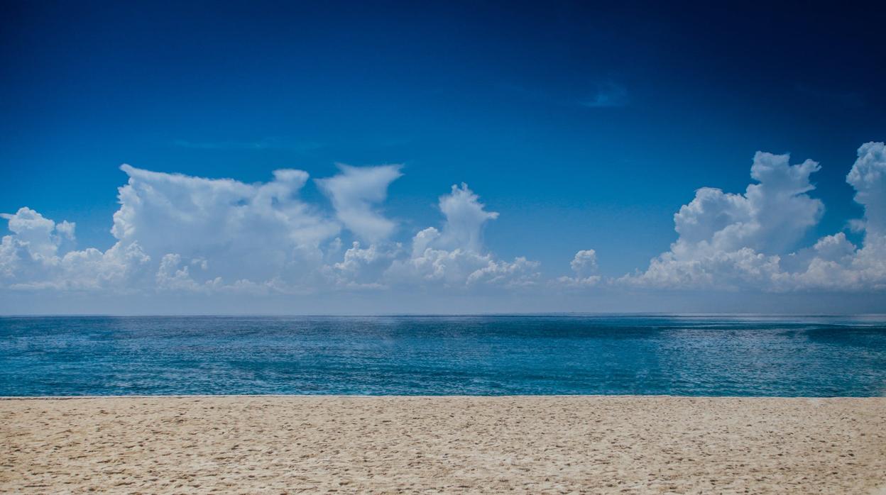 Playa con arena blanca