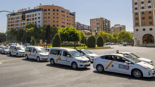 Un taxista denuncia una supuesta «agresión» a manos de dos conductores de VTC en Sevilla