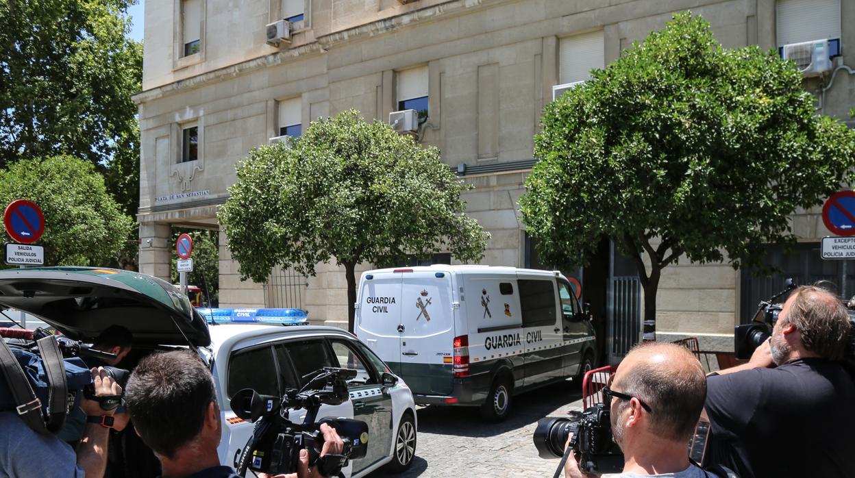 Los medios tomaron imágenes del coche que condujo al militar a los juzgados de El Prado