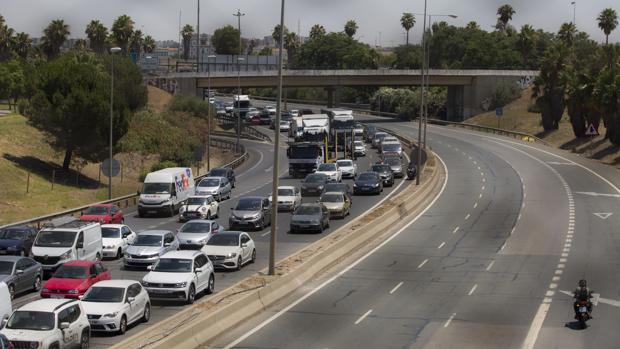 La operación salida comienza en Sevilla con atascos en todos los itinerarios hacia las playas