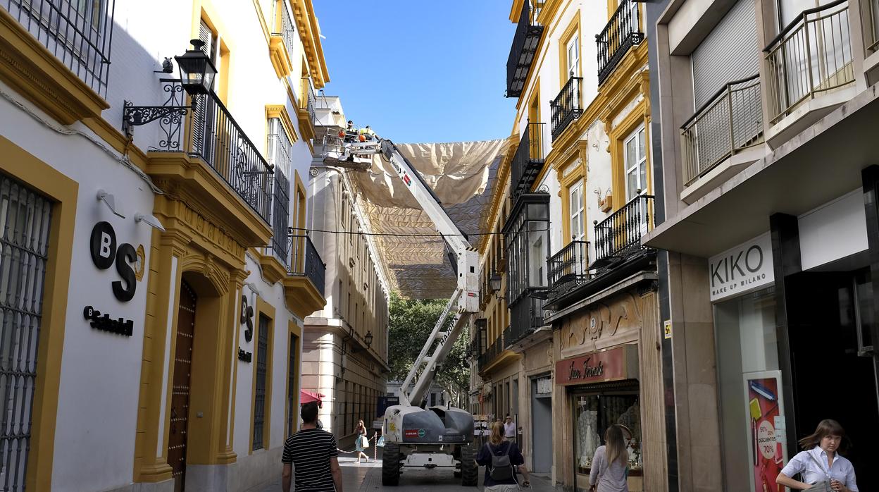 Instalación de toldos, este lunes, en la calle Tetuán