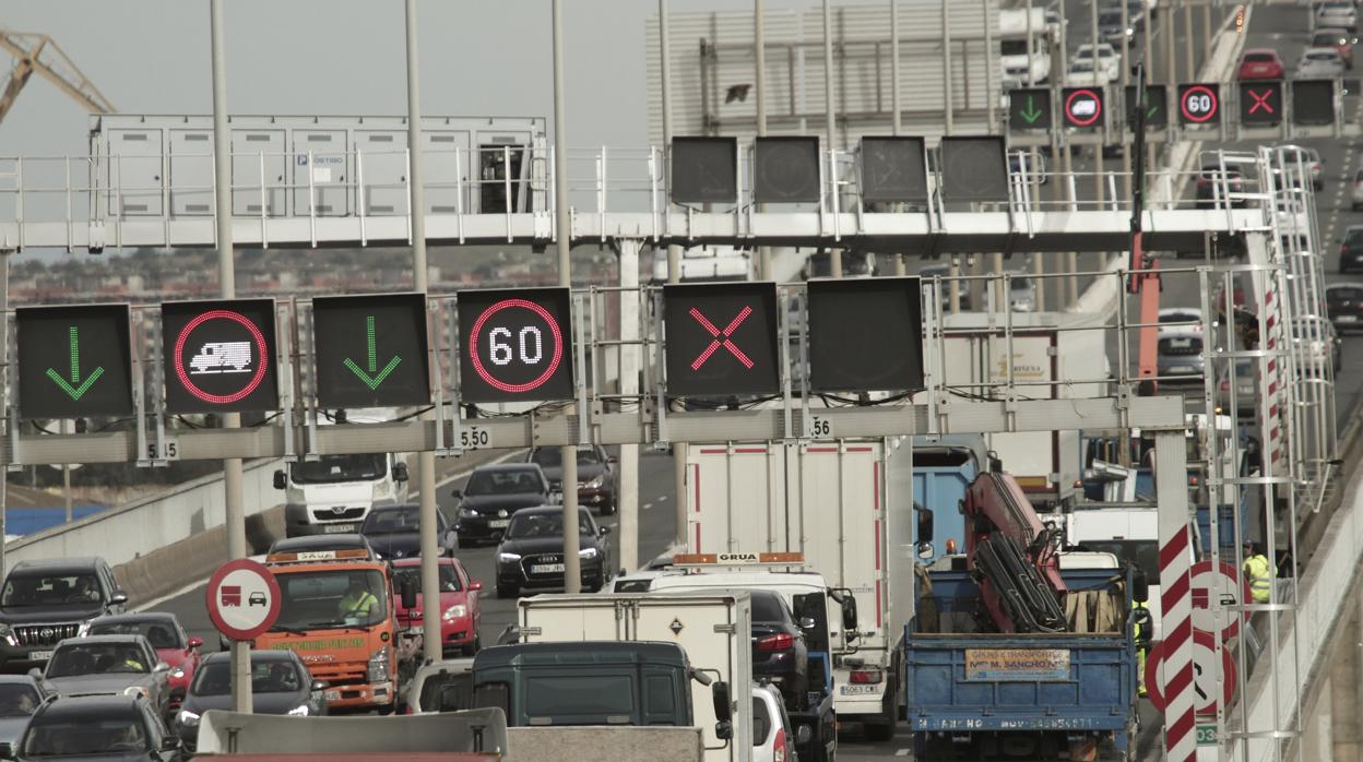 Afluencia de tráfico en el puente del Centenario