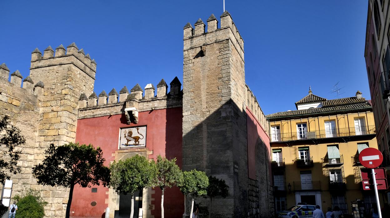 La puerta del León del Alcázar, por donde se accede con las entradas, que sirven para financiar el patrimonio de la ciudad