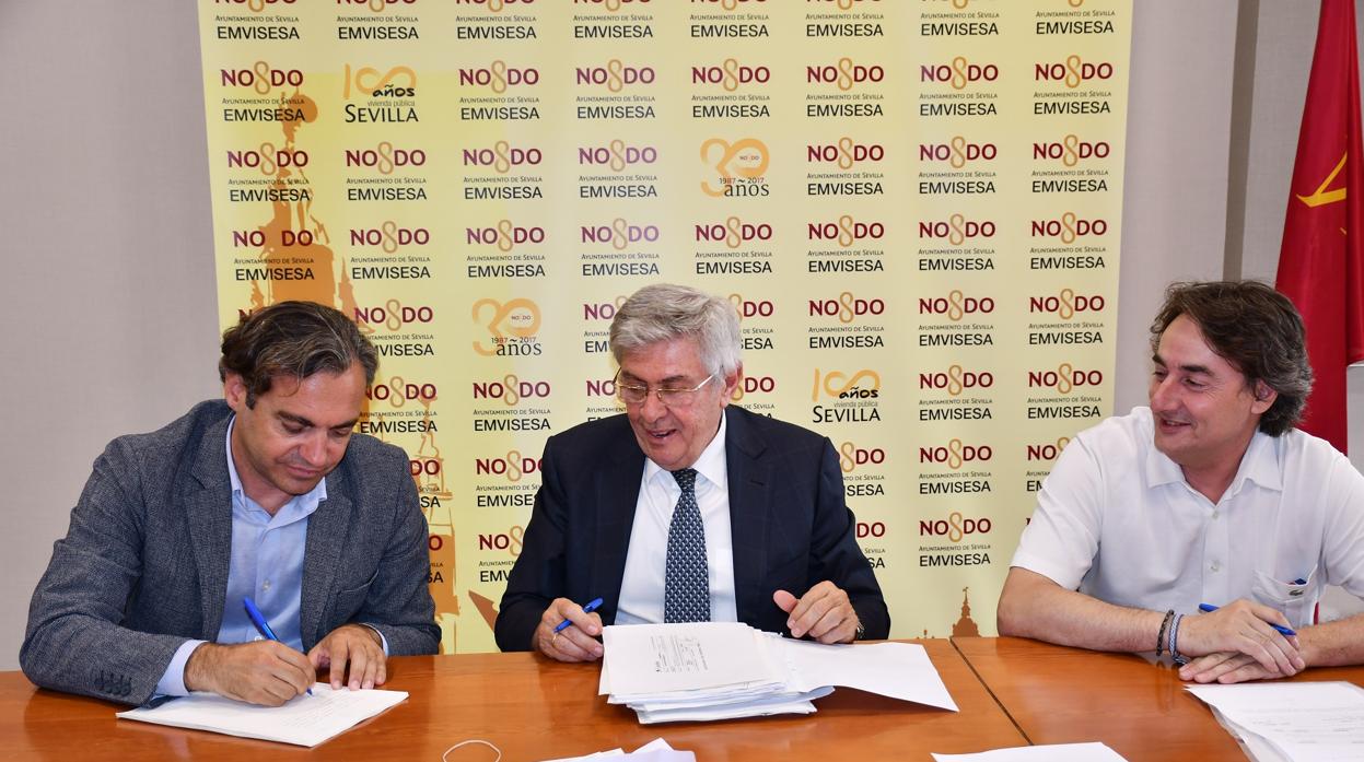 Felipe Castro, durante la firma de la compra de las viviendas ante notario.