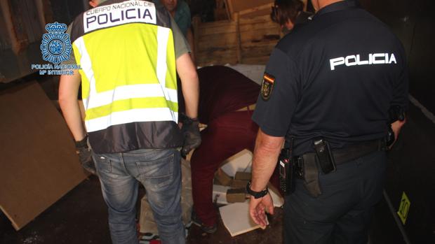 La Policía descubre tres toneladas de hachís en una nave del polígono Parsi de Sevilla