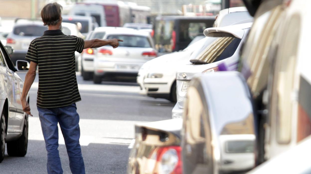 Imagen de un gorrilla aparcando coches en Sevilla