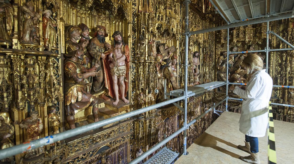 El retablo mayor de la Catedral de Sevilla se llenará de andamios en su parte baja el próximo lunes