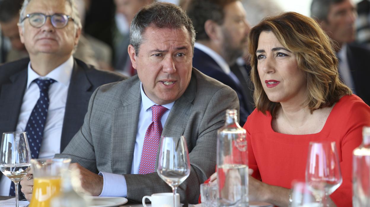 Juan Espadas y Susana Díaz, junto al director de la SER, Antonio Yélamo