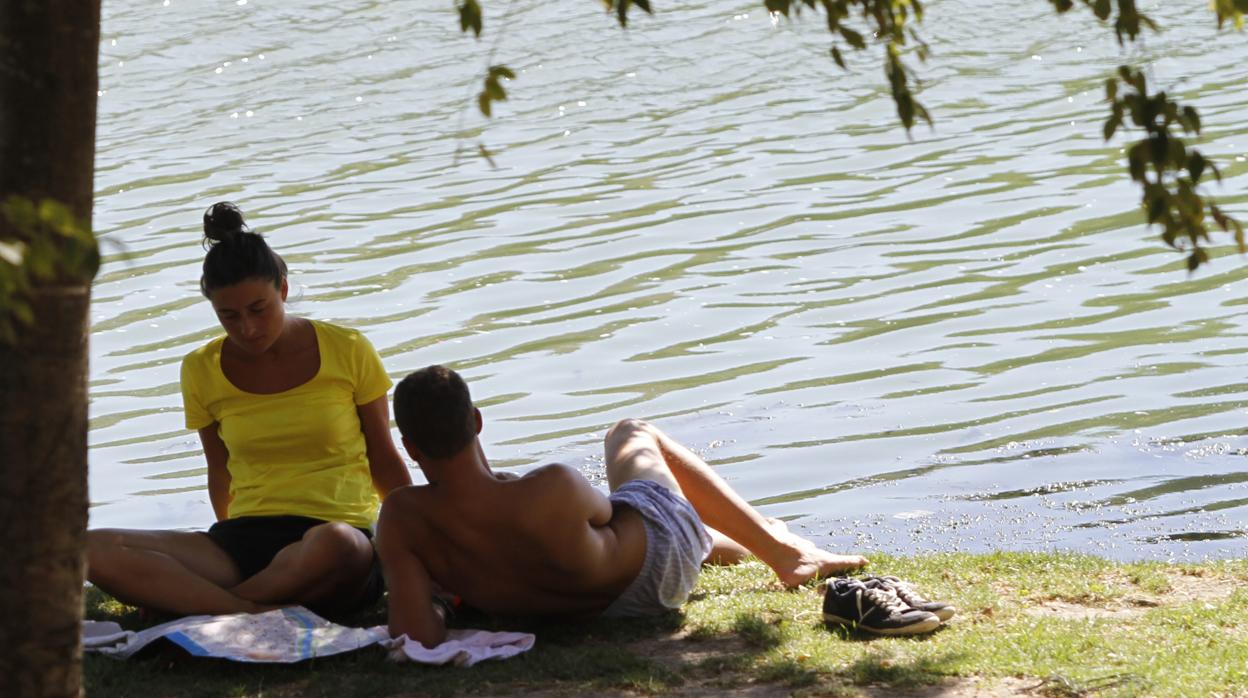 Turistas paseando en Sevilla con mucho calor