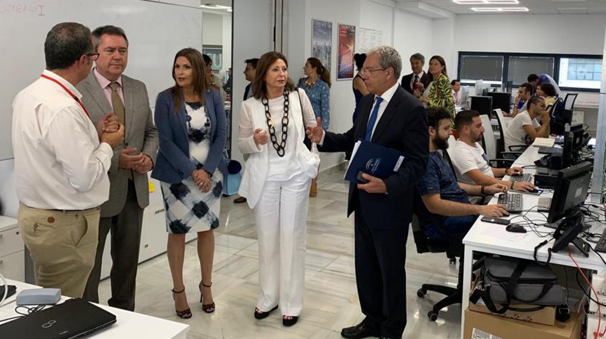 La presidenta de Fujitsu muestra las instalaciones al Consejero de Economía y al alcalde de Sevilla