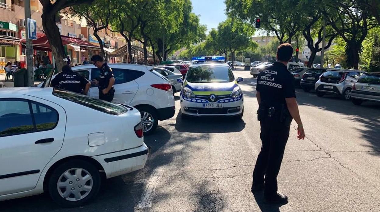 Agentes de la Policía Local de Sevilla en Pino Montano