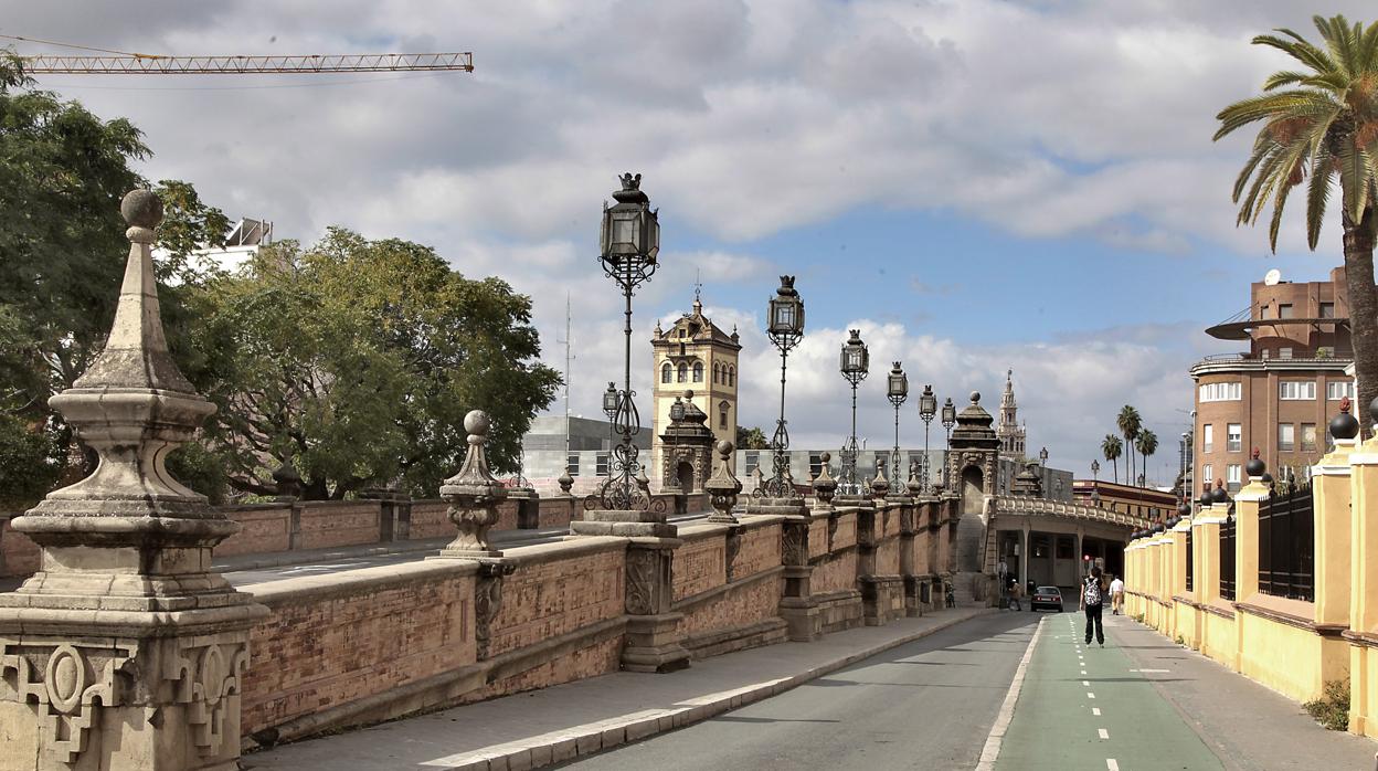 Los sevillanos piden más sombra en los puentes de la ciudad