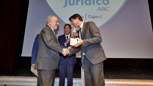 Santiago Muñoz Machado recibiendo el premio de manos de Juan Marín