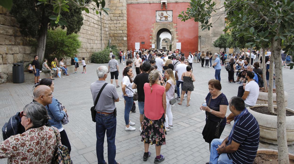 Los turistas hacen cola en el Alcázar, que ha vuelto a batir el récord de visitantes