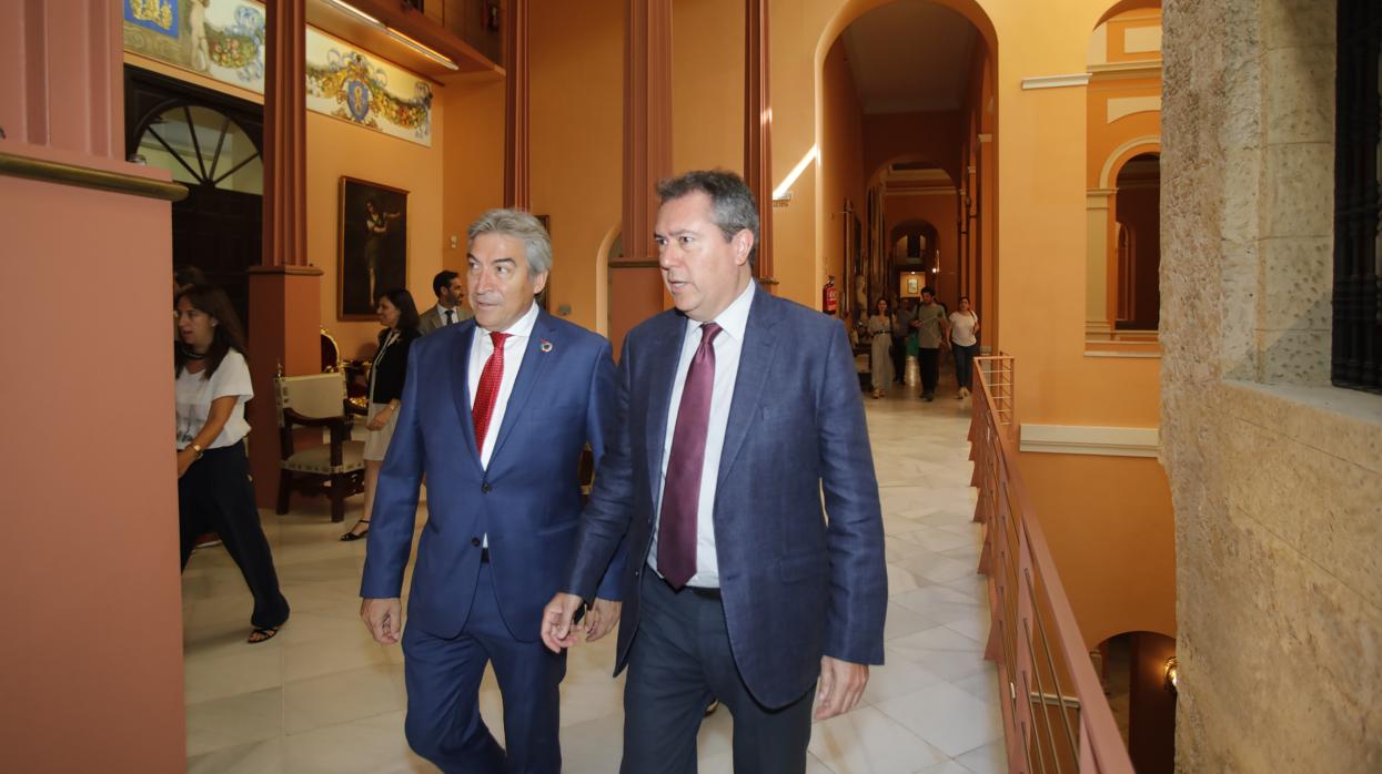 Juan Espadas este viernes junto a Lucrecio Fernández en el Ayuntamiento de Sevilla