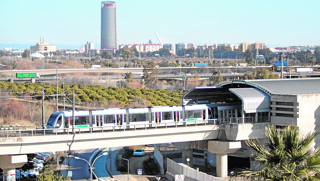 Paso de la línea 1 del metro con Torre Sevilla al fondo