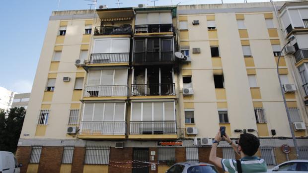 Vecinos del bloque incendiado en la Macarena seguirán desalojados hasta reparar daños