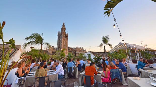 Disfrute de una cena al aire libre en pleno corazón de Sevilla