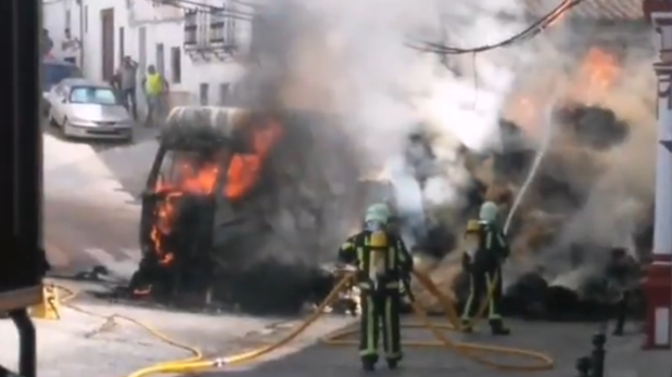 Un camión cargado de paja sale ardiendo en el centro de Constantina