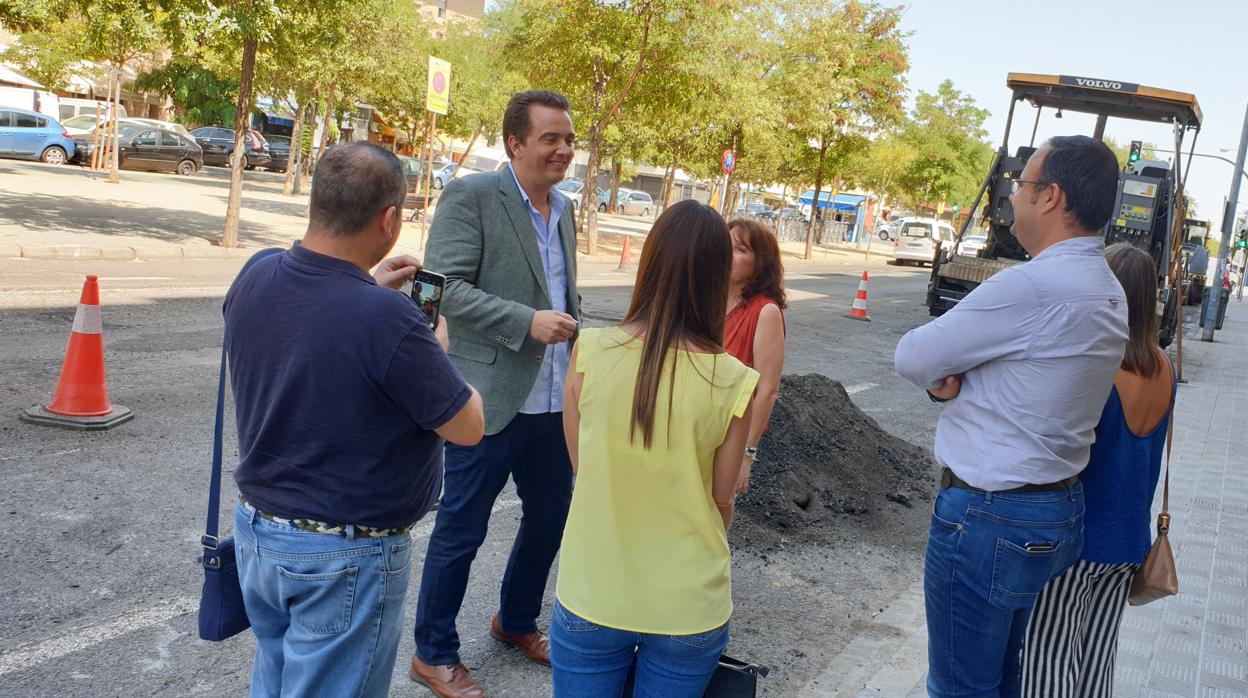 El Ayuntamiento de Sevilla está ejecutando obras de asfaltado de las calles Parque de los Alcornocales, Mar de Alborán y Agricultores en Pino Montano