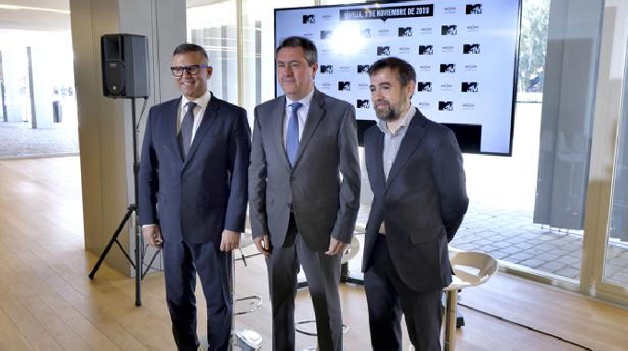 Raffaele Annecchino, junto a Juan Espadas y Manuel Gil durante la presentación de los MTV EMAs