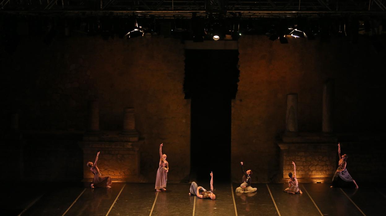 Representación en el Festival Internacional de Danza en el Teatro Romano de Itálica