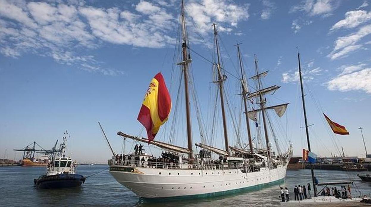 El buque escuela español lucirá una bandera bendecida ante la Virgen de la Victoria de Triana