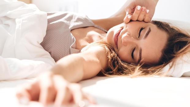 Trucos para bajar tu temperatura corporal (sin usar el aire acondicionado) y descansar mejor