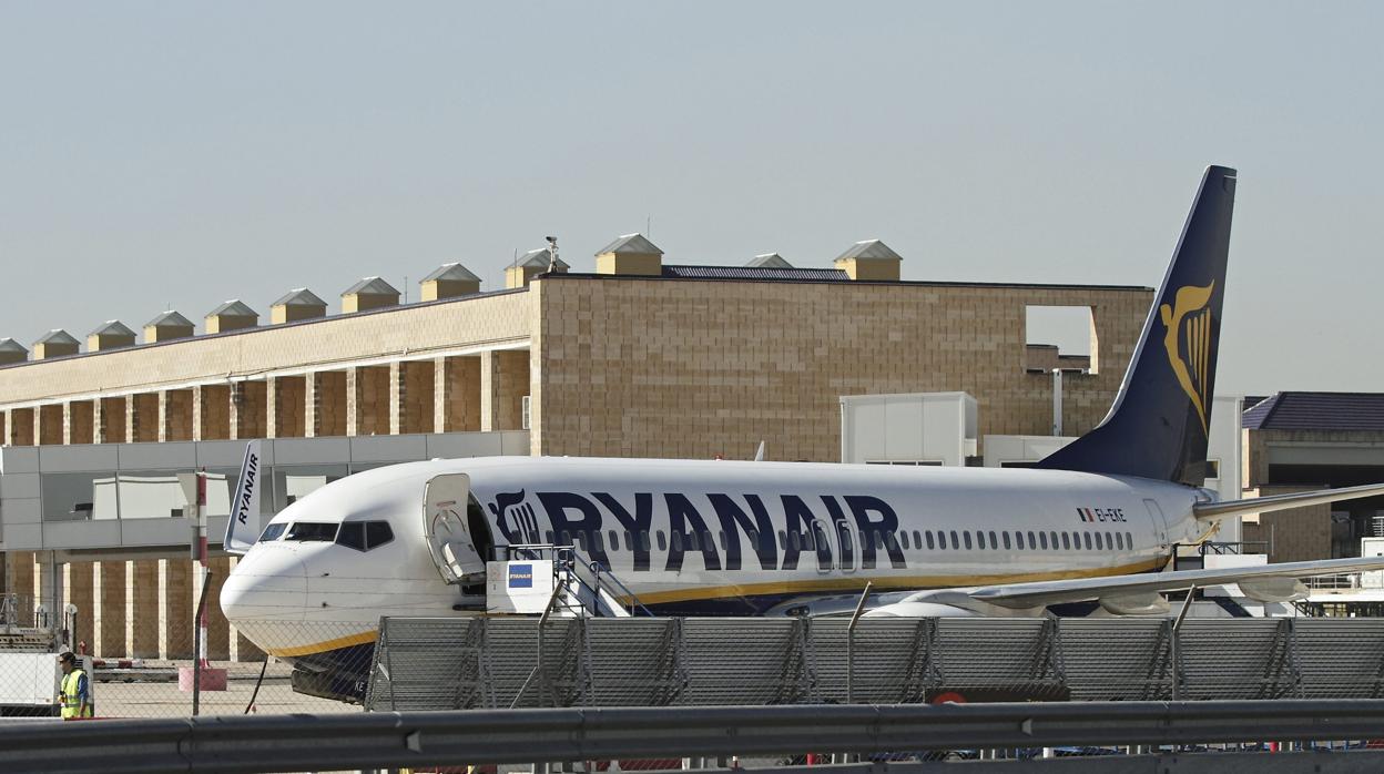 Un avión de Ryanair en el aeropuerto de Sevilla