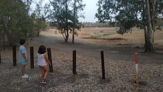 Los vecinos de los Lagos del Serrano alertan del bajo nivel del agua