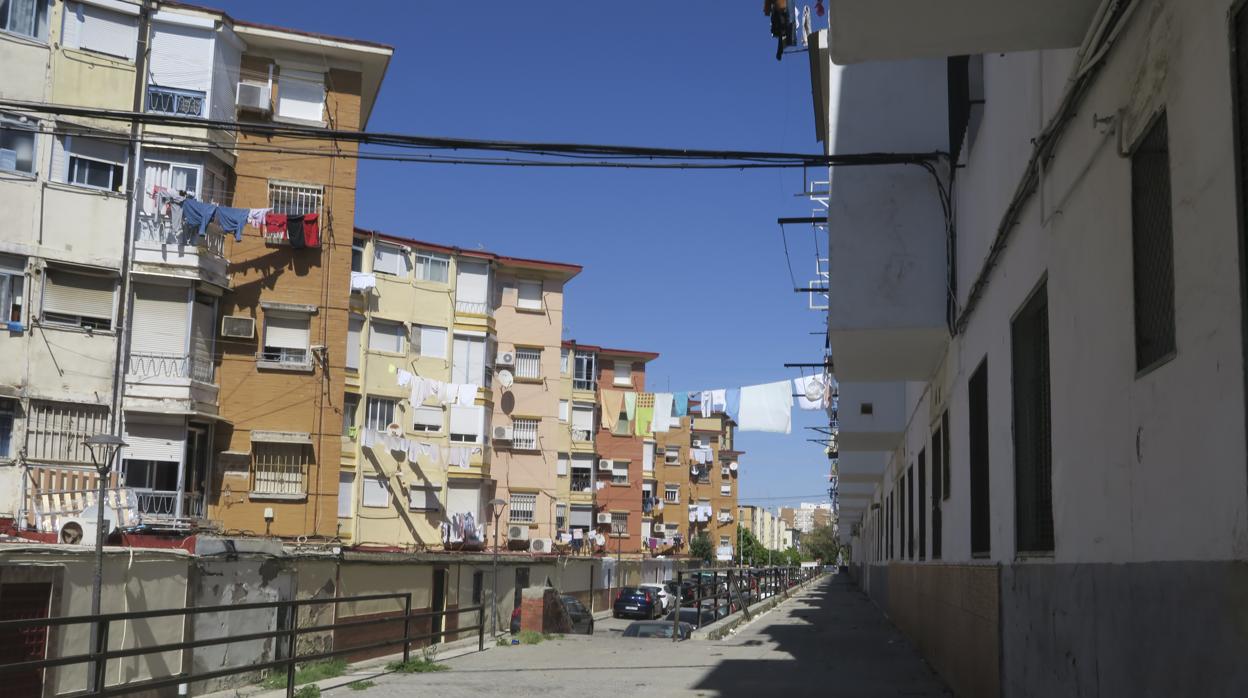Imagen de una calle del barrio de Los Pajaritos, uno de los más pobres de España