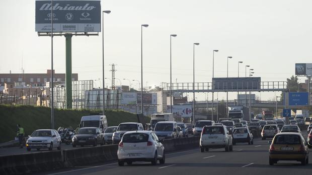 Un accidente provoca el cierre de dos carriles en la A-49 hacia Huelva