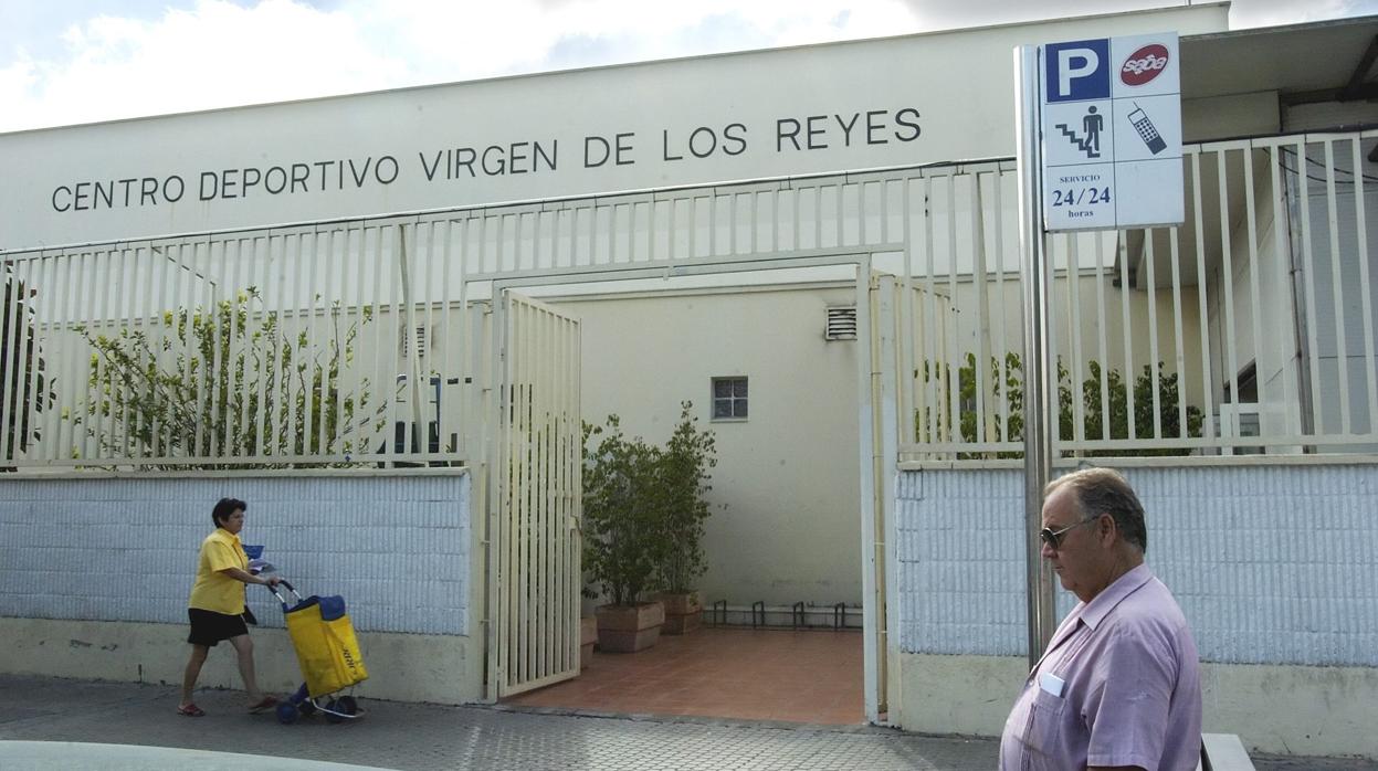 Imagen de la entrada al centro deportivo Virgen de los Reyes