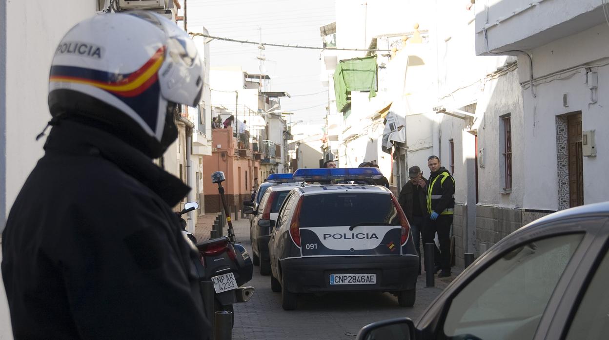 Imagen de una intervención policial en el barrio de San Jerónimo, en Sevilla
